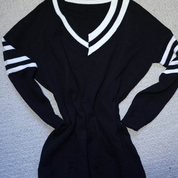 Black and White V-neck oversized distressed sweater - Picture 4 of 11